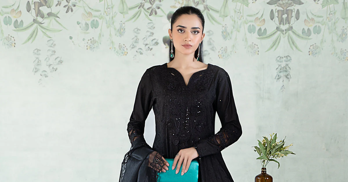 3 Piece Embroidered Lawn Suit - Image 5