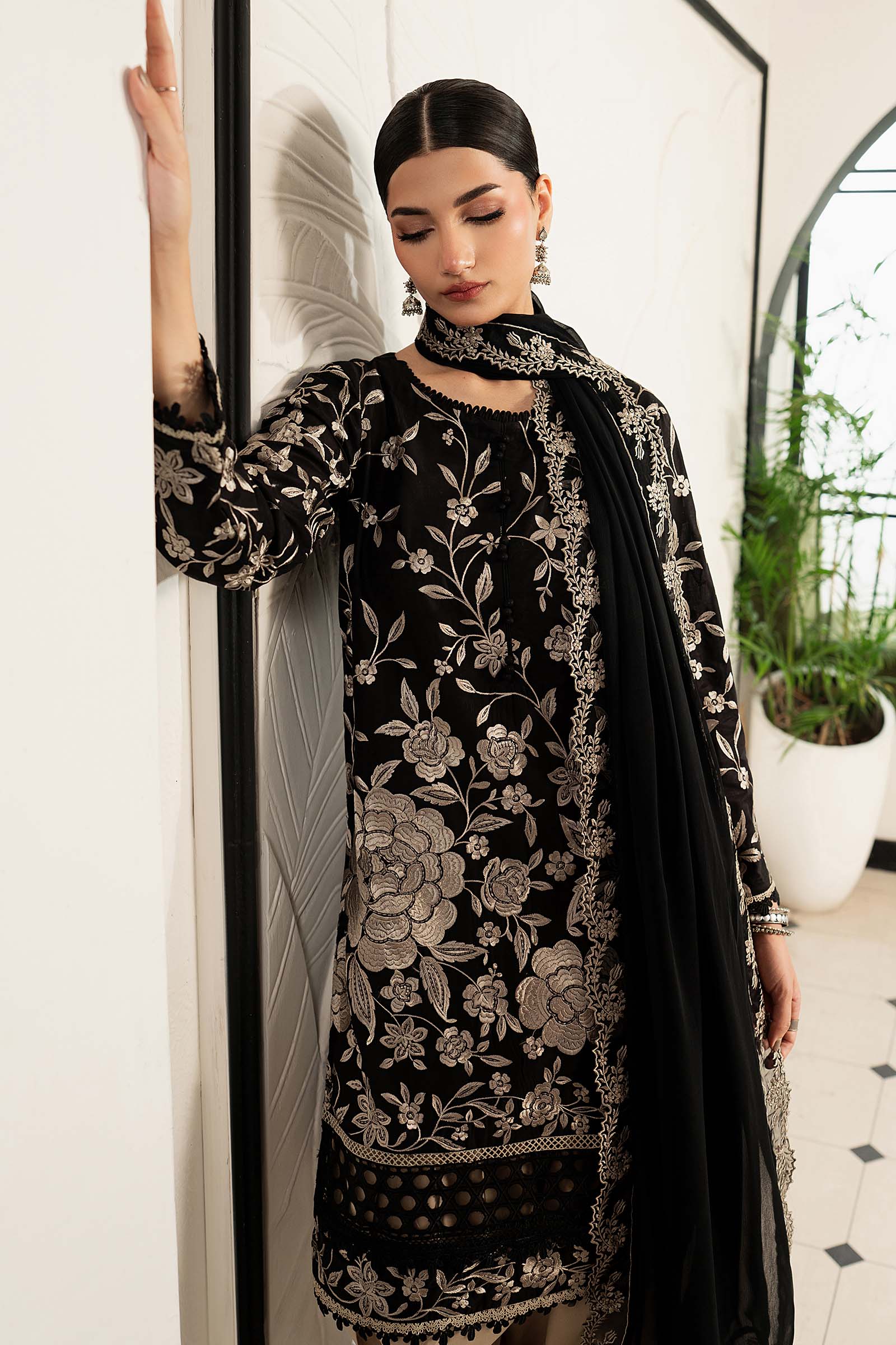 3 Piece Embroidered Lawn Suit - Image 6