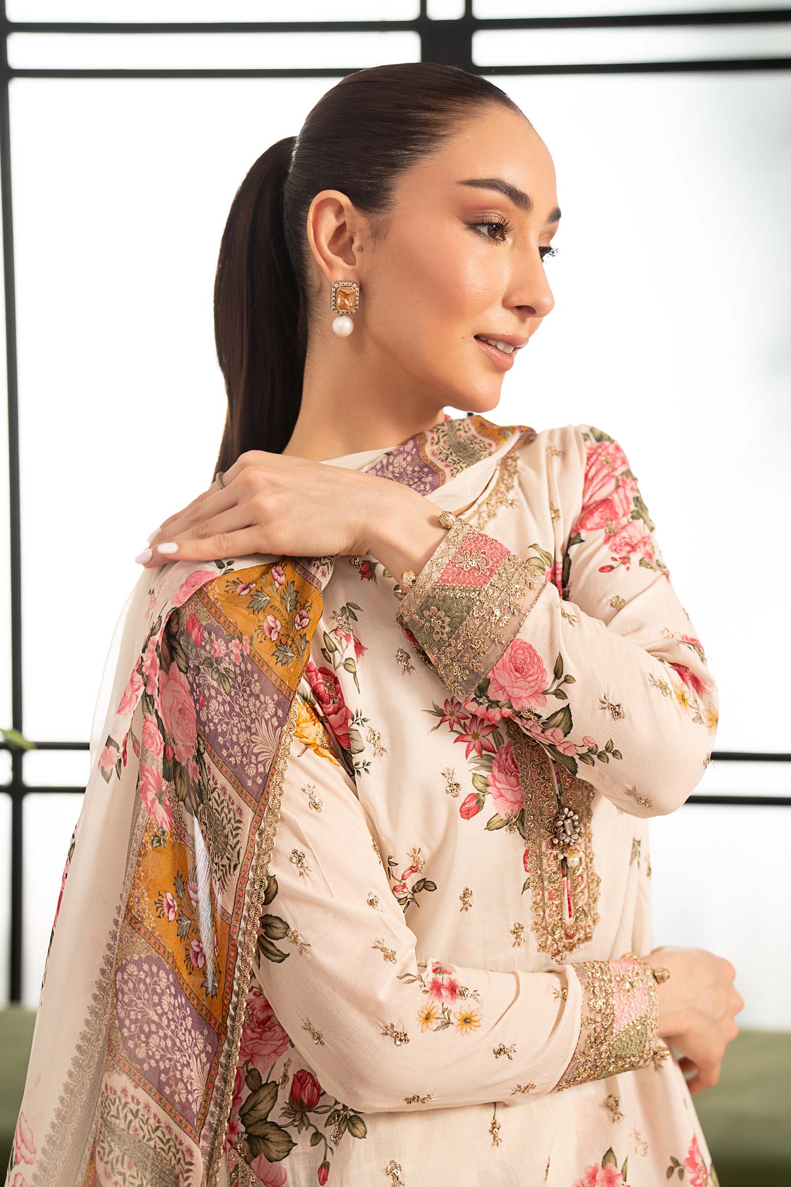 3 Piece Embroidered Lawn Suit - Image 3