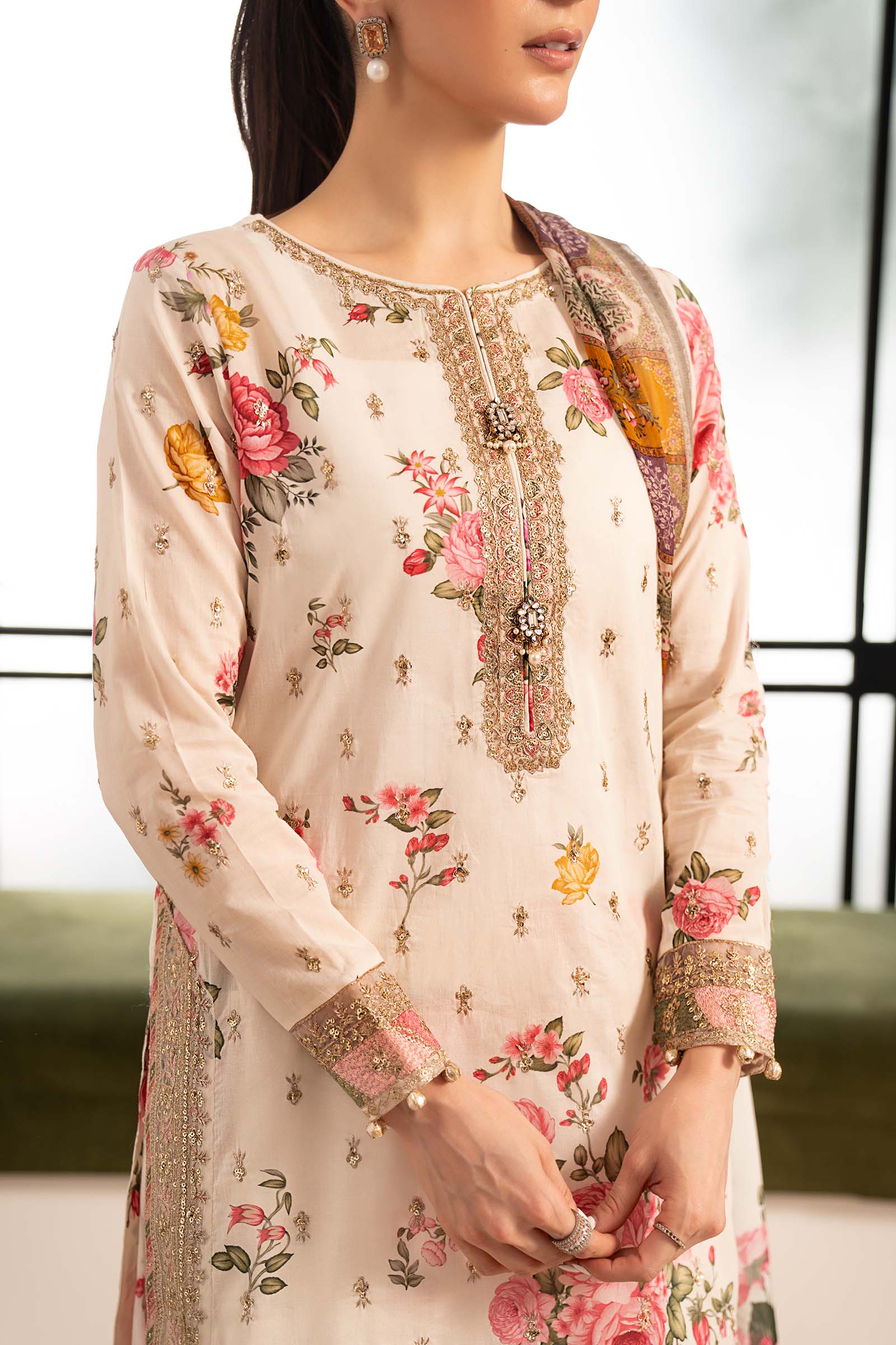 3 Piece Embroidered Lawn Suit - Image 4