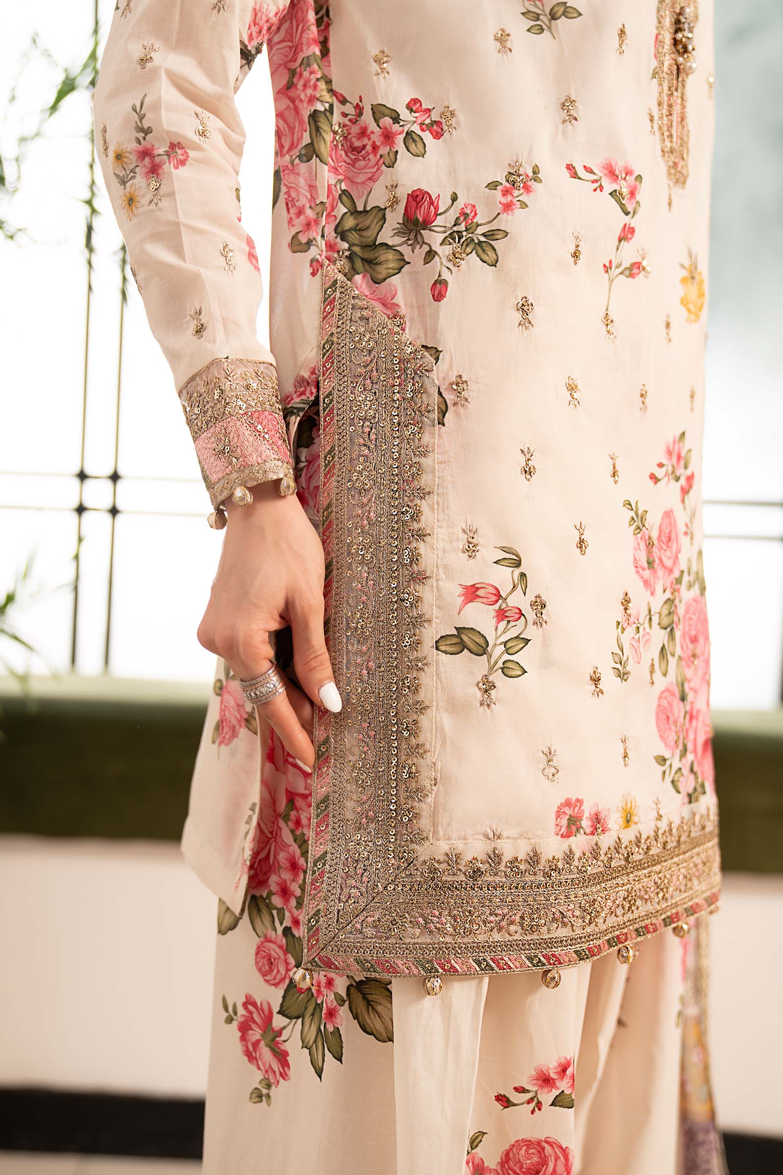 3 Piece Embroidered Lawn Suit - Image 5