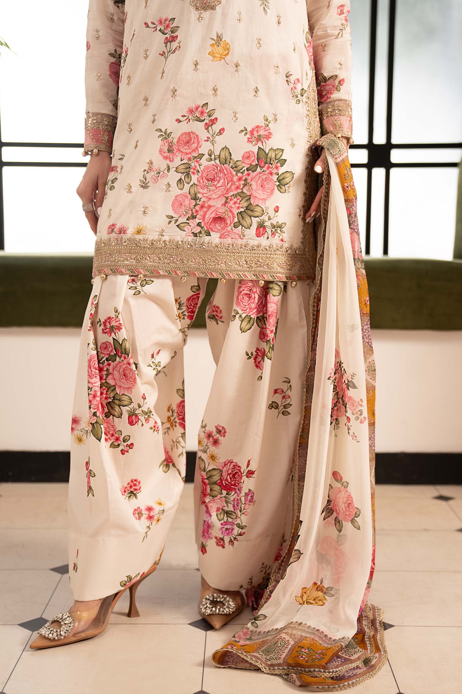 3 Piece Embroidered Lawn Suit - Image 6