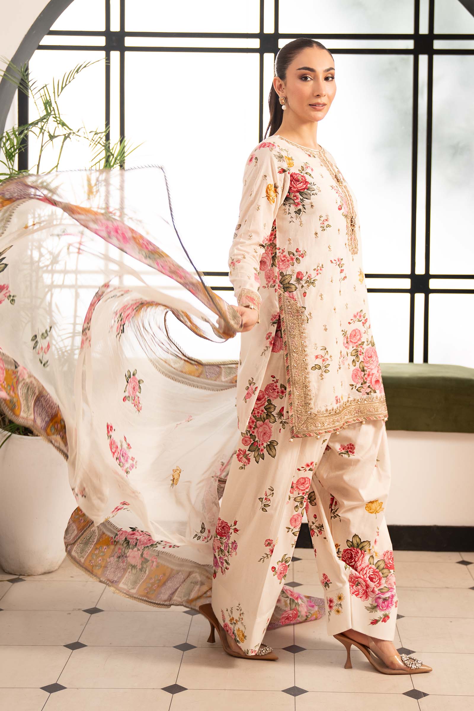 3 Piece Embroidered Lawn Suit - Image 7