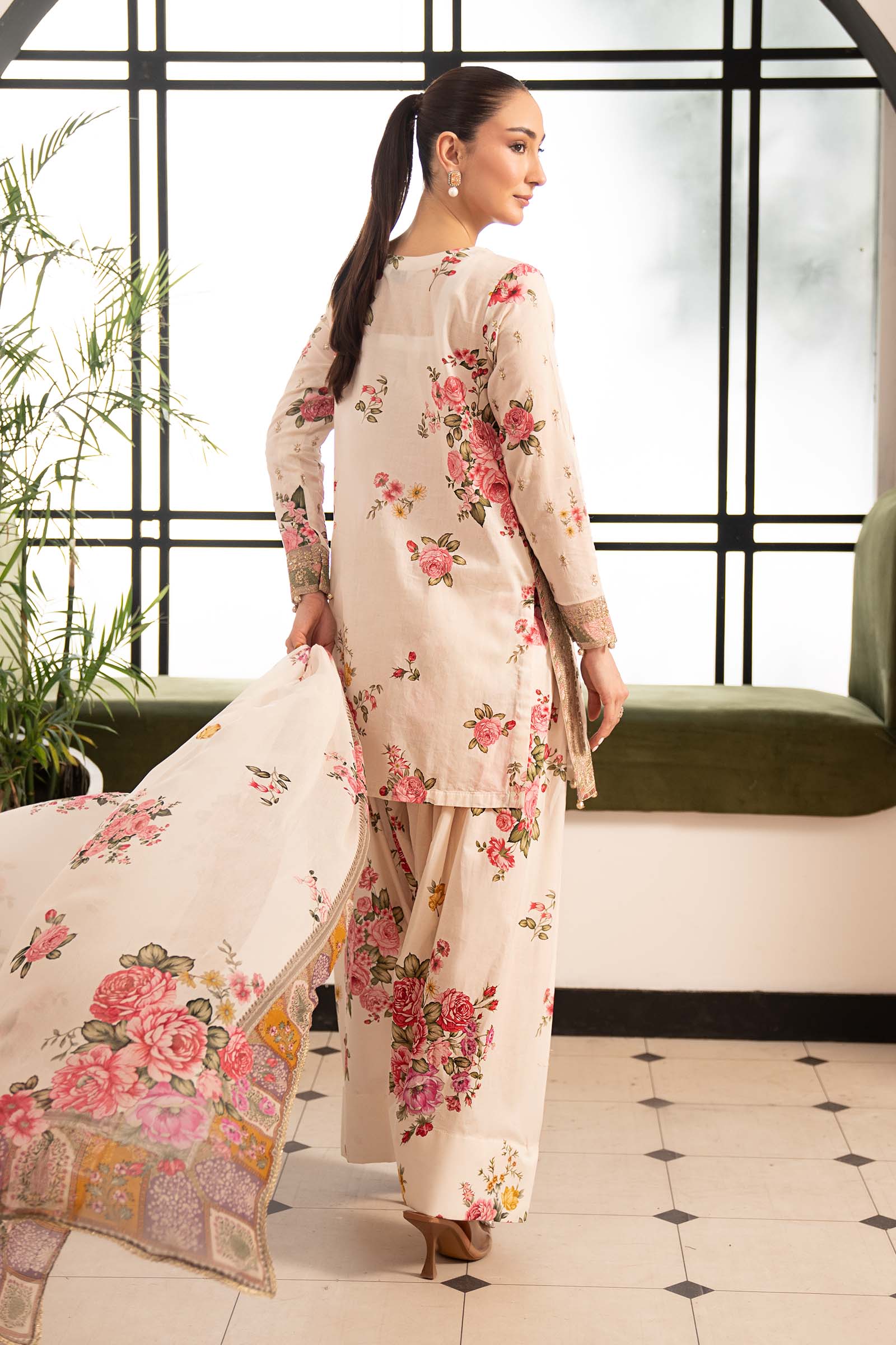 3 Piece Embroidered Lawn Suit - Image 8