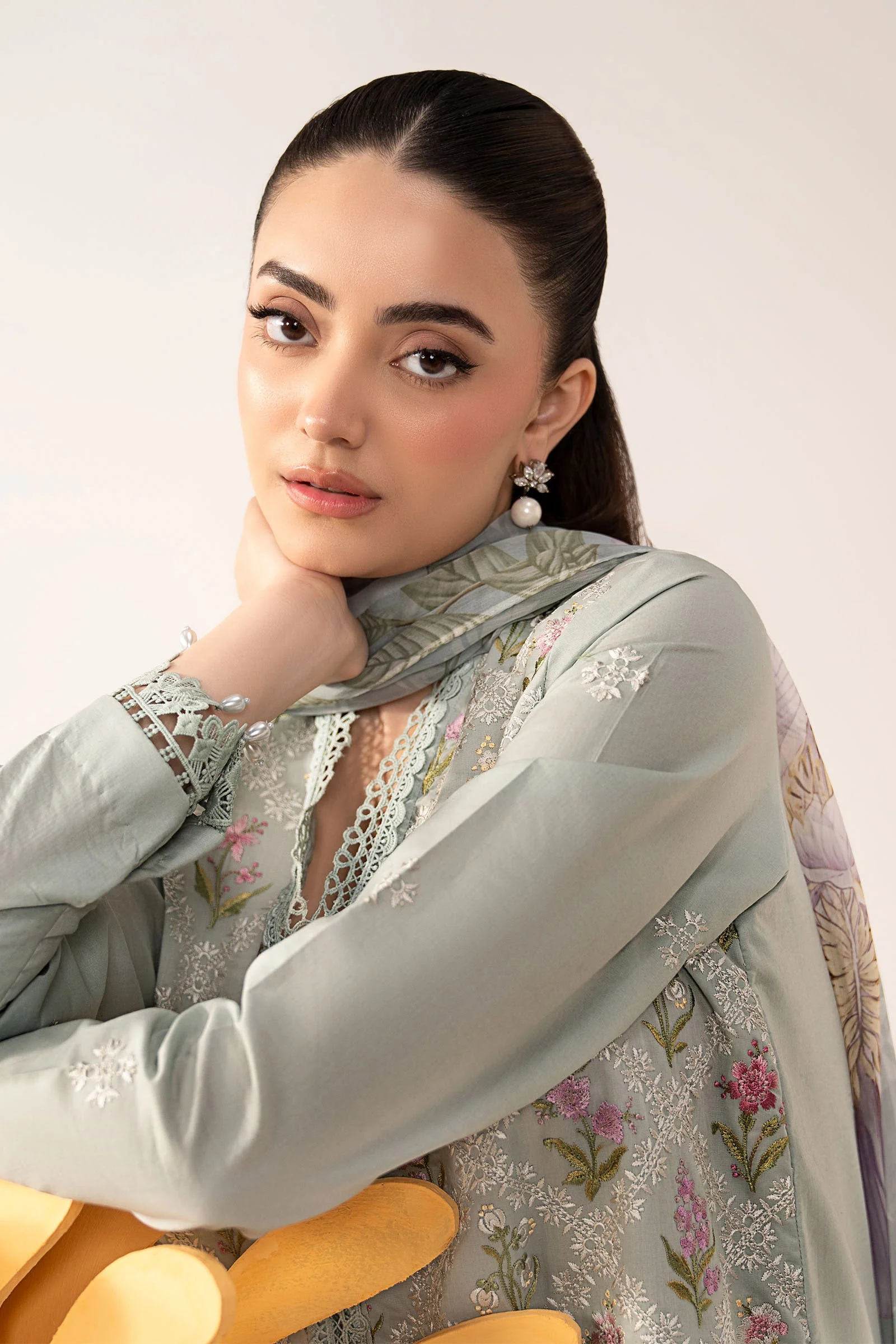 3 Piece Embroidered Lawn Suit - Image 4