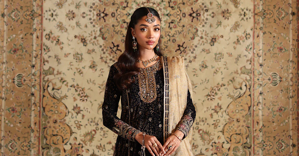 3 Piece Embroidered Velvet Suit - Image 4